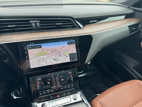 Used 2021 Audi e-tron Premium Plus w/ Premium Plus Package AWD/4WD image 36