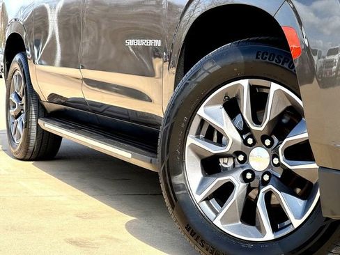 Used 2021 Chevrolet Suburban LT image 6