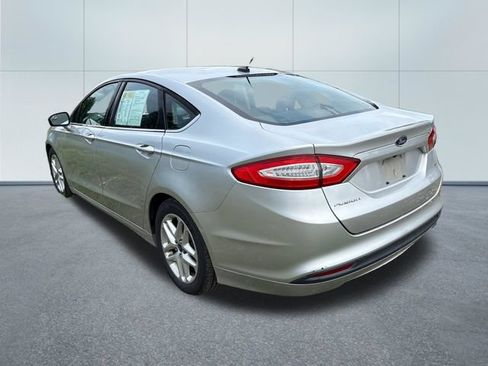 Used 2016 Ford Fusion SE FWD image 2