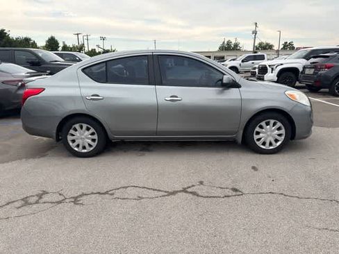 Used 2013 Nissan Versa SV FWD image 4