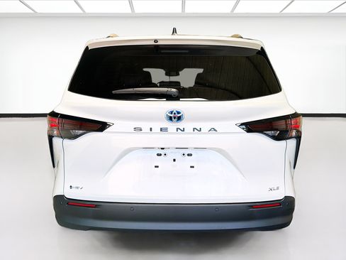 Used 2025 Toyota Sienna XLE w/ XLE Plus Package FWD image 5