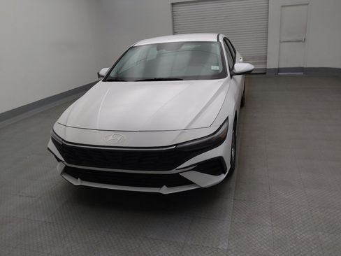 Used 2025 Hyundai Elantra SE image 15