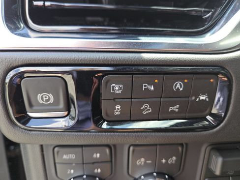 New 2026 GMC Yukon XL Elevation w/ Elevation Premium Package AWD/4WD image 17
