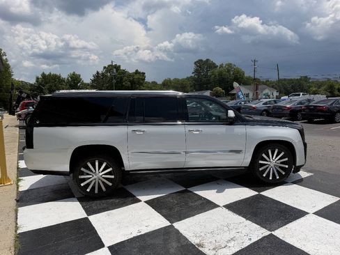 Used 2017 Cadillac Escalade ESV Premium Luxury AWD/4WD image 5