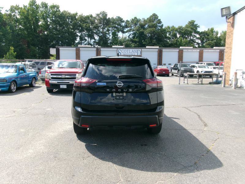 Used 2025 Nissan Rogue SV AWD/4WD image 7