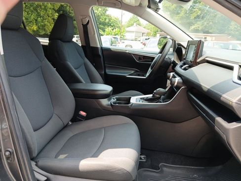 Used 2021 Toyota RAV4 LE FWD image 17