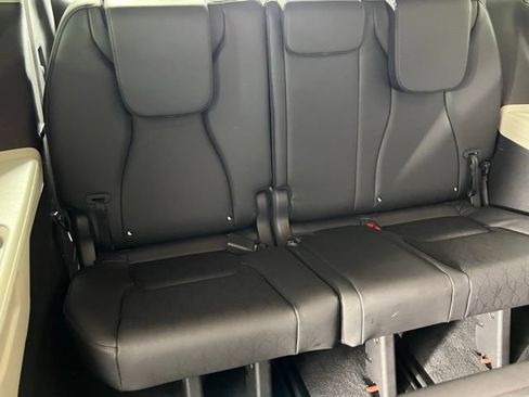 Used 2024 Kia Carnival EX FWD image 30