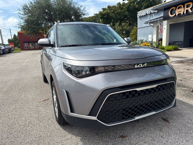 Used 2025 Kia Soul LX w/ LX Technology Package FWD image 2