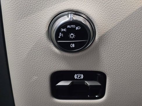 Used 2025 Mercedes-Benz GLC 300 4MATIC image 31