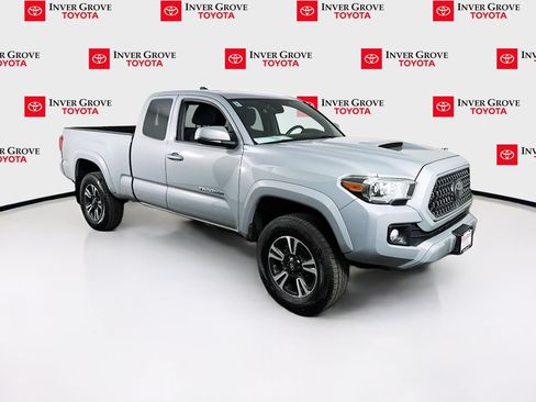 Used 2018 Toyota Tacoma TRD Sport AWD/4WD image 3