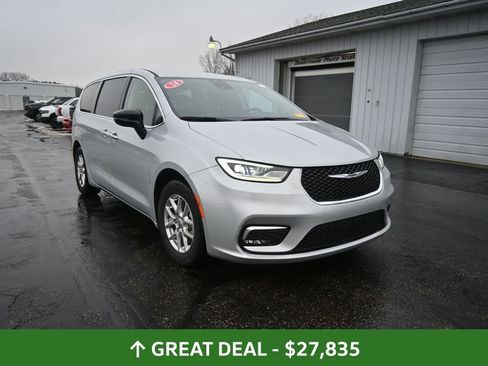 Used 2024 Chrysler Pacifica Touring-L image 8