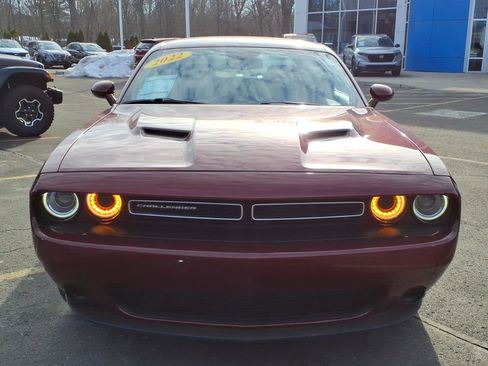 Used 2022 Dodge Challenger SXT image 2