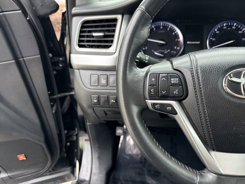 Used 2014 Toyota Highlander Limited image 19