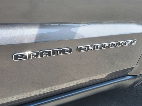 Used 2019 Jeep Grand Cherokee Limited w/ Trailer Tow Group IV AWD/4WD image 8