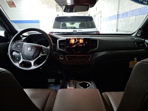Certified 2025 Honda Passport EX-L image 17