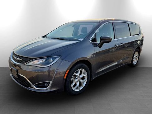 Used 2018 Chrysler Pacifica Touring Plus w/ Tire & Wheel Group FWD image 10