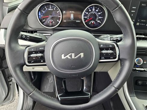 Used 2023 Kia Carnival LX image 23