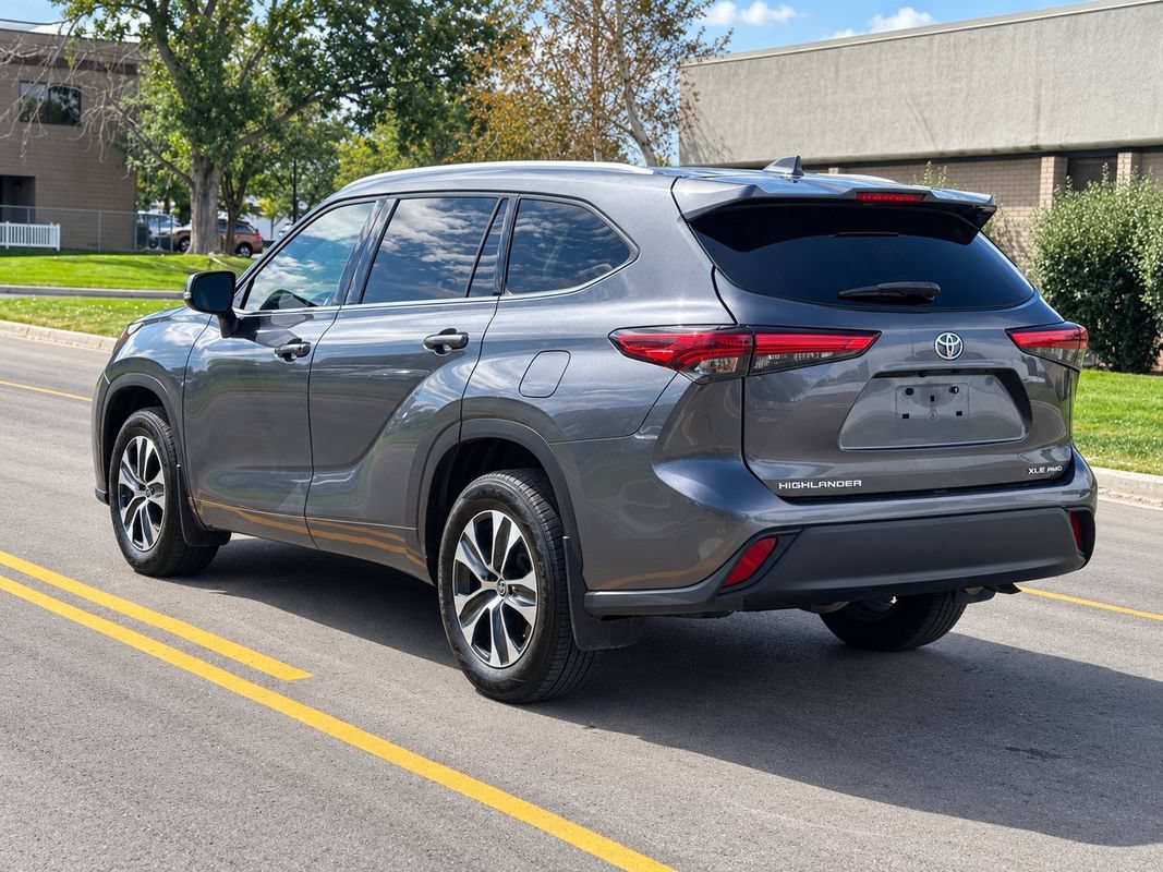 Used 2020 Toyota Highlander XLE AWD/4WD image 3
