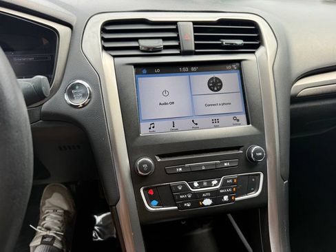 Used 2018 Ford Fusion SE w/ Fusion SE Technology Package FWD image 22
