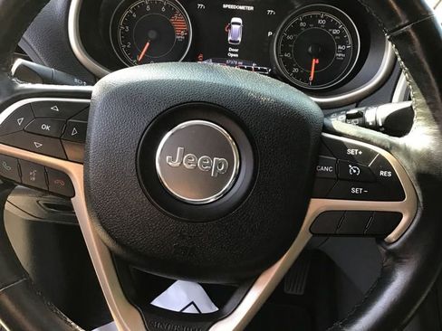 Used 2016 Jeep Cherokee Limited image 8