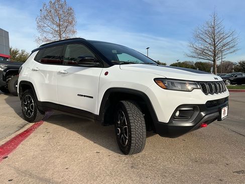Used 2025 Jeep Compass Trailhawk AWD/4WD image 3