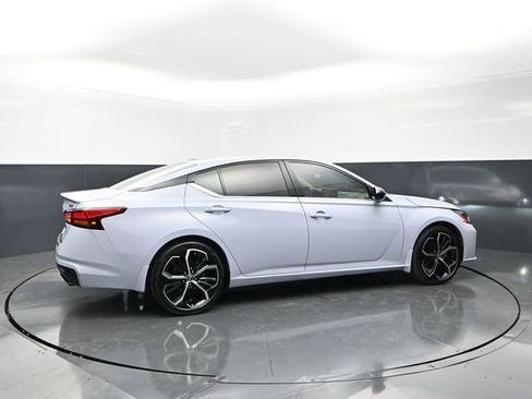 Used 2023 Nissan Altima 2.5 SR w/ SR Premium Package FWD image 3