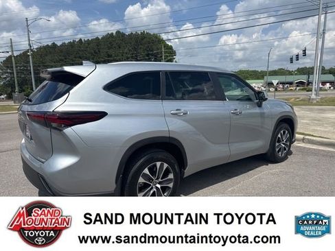 Used 2024 Toyota Highlander XLE AWD/4WD image 3
