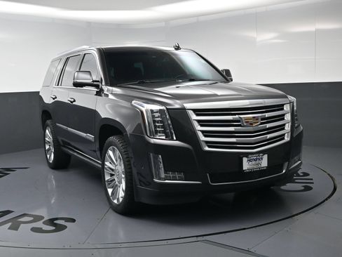 Used 2018 Cadillac Escalade Platinum AWD/4WD image 3