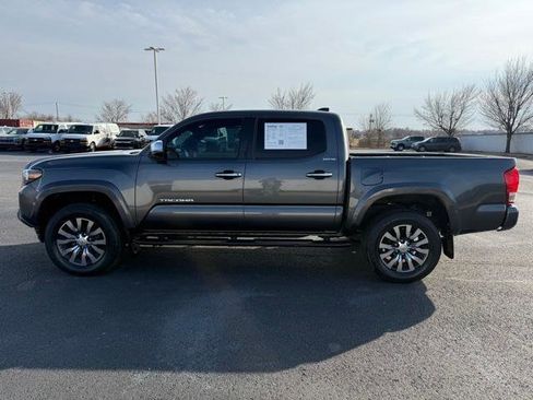 Used 2022 Toyota Tacoma Limited image 7
