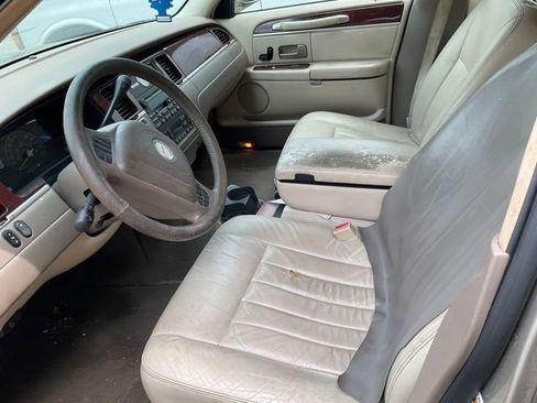 Used 2003 Lincoln Town Car Executive RWD image 9