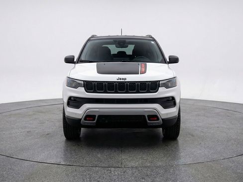 Used 2025 Jeep Compass Trailhawk image 2