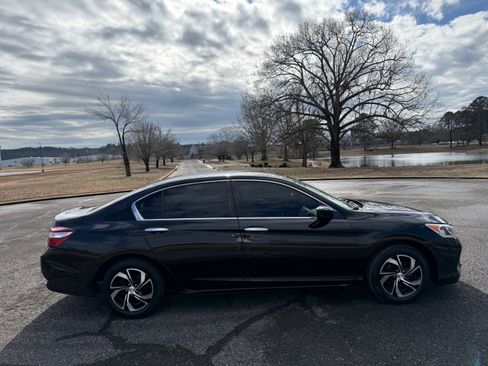 Used 2017 Honda Accord LX image 6
