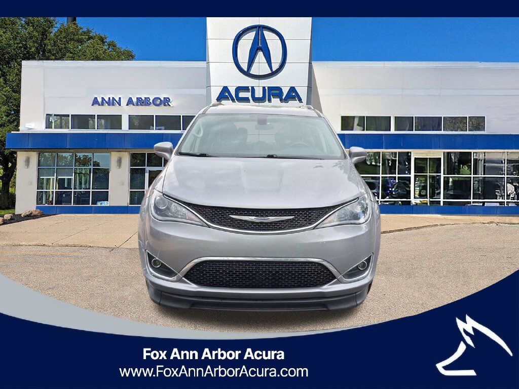 Used 2020 Chrysler Pacifica Touring-L FWD image 9