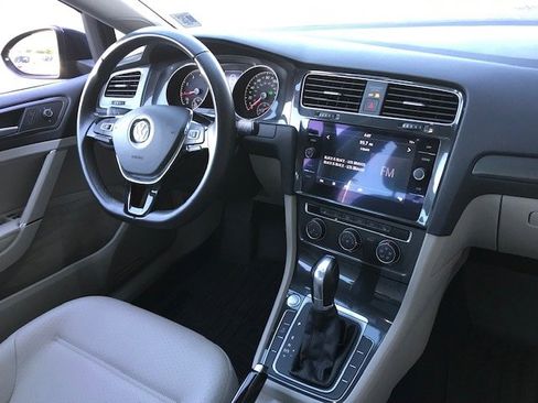 Used 2019 Volkswagen Golf SE image 8