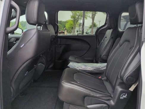 New 2027 Chrysler Pacifica Select FWD image 14