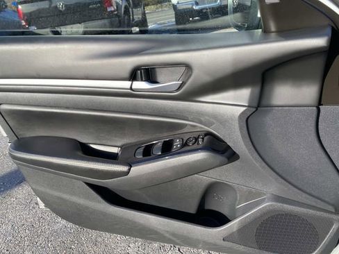 Used 2023 Nissan Altima 2.5 SV FWD image 18