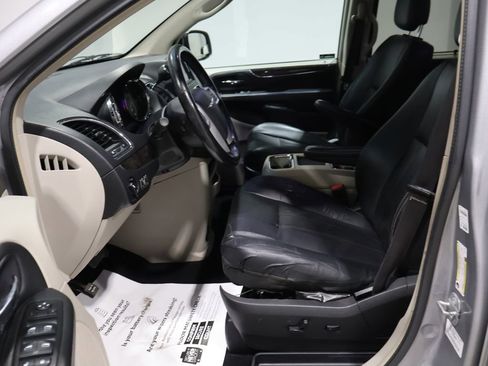 Used 2014 Chrysler Town & Country Touring image 11