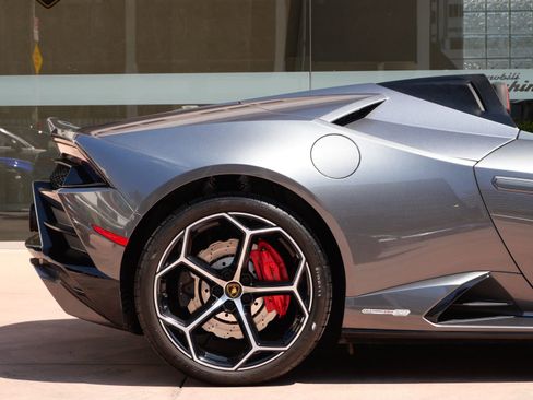 Used 2021 Lamborghini Huracan EVO image 13
