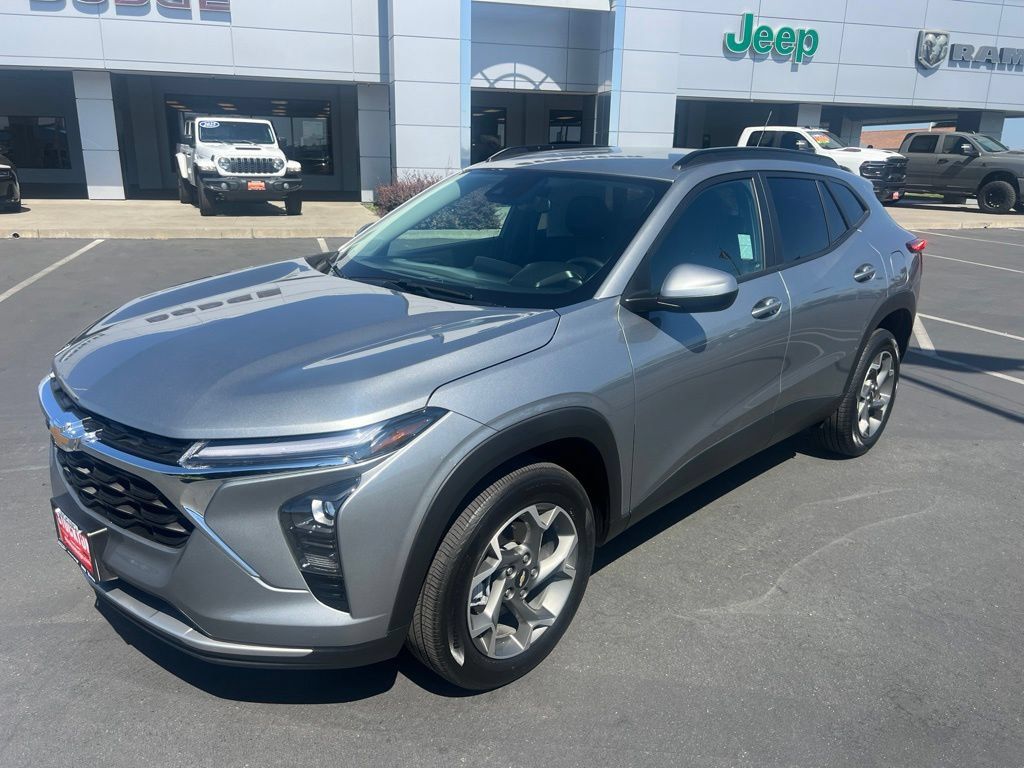 Used 2025 Chevrolet Trax LT w/ LT Convenience Package FWD image 4