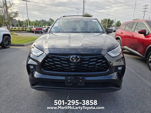 Used 2022 Toyota Highlander XLE AWD/4WD image 2