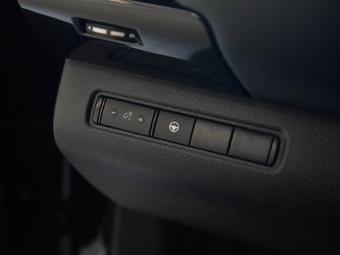 Used 2024 Nissan Pathfinder SV image 19