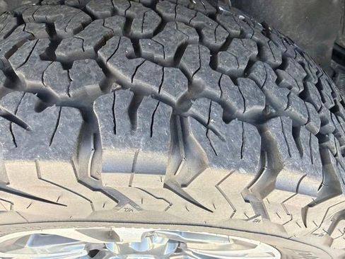 Used 2018 Toyota Tacoma TRD Sport AWD/4WD image 9