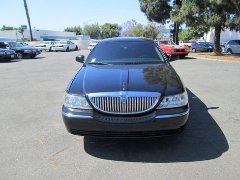 Used 2011 Lincoln Town Car Executive L image 2