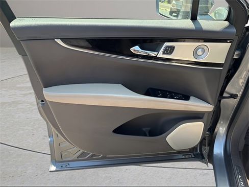 Used 2022 Lincoln Nautilus Reserve w/ Equipment Group 202A image 6