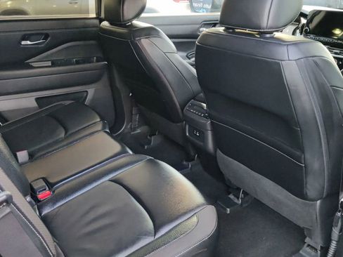 Used 2024 Nissan Pathfinder SL AWD/4WD image 18