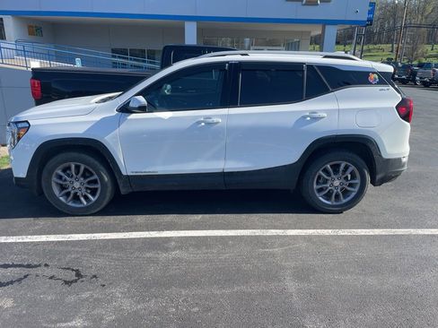 Used 2023 GMC Terrain SLT AWD/4WD image 2