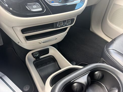 Used 2023 Chrysler Pacifica Touring-L FWD image 21