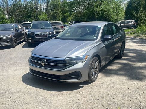 Used 2024 Volkswagen Jetta SE FWD image 1