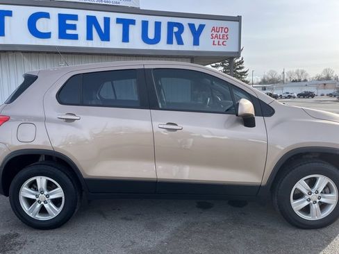 Used 2018 Chevrolet Trax LS image 17