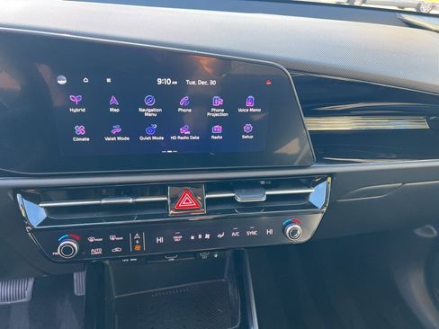 Certified 2024 Kia Niro EX image 17